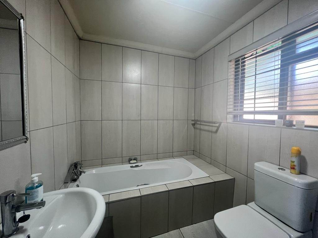 3 Bed Apartment in Waterval East photo number 23