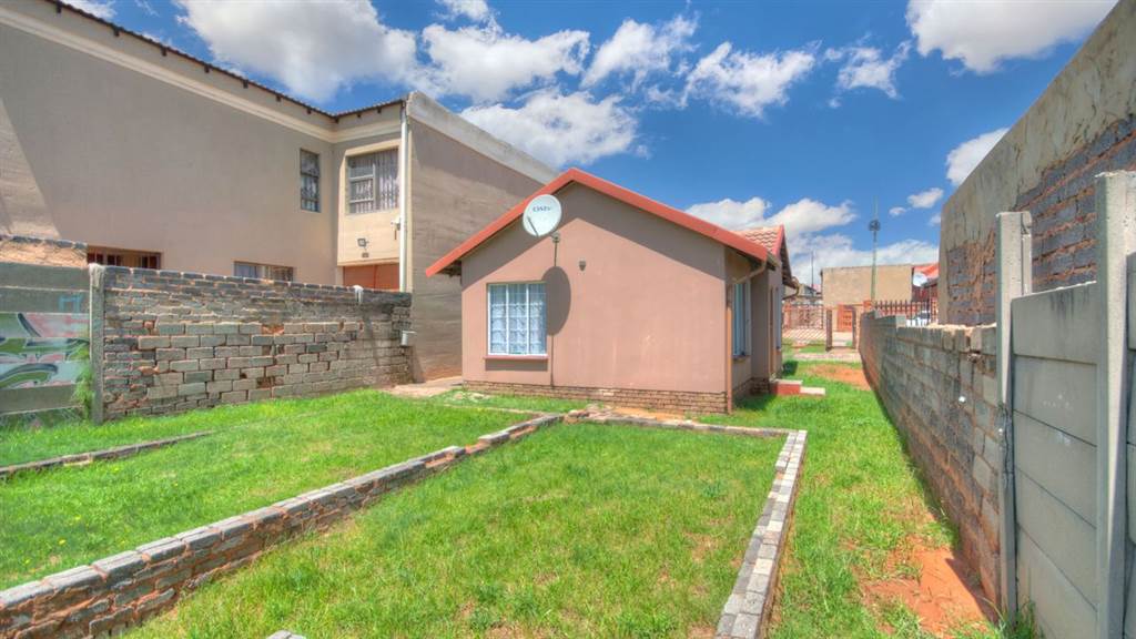 3 Bed House in Diepkloof photo number 16