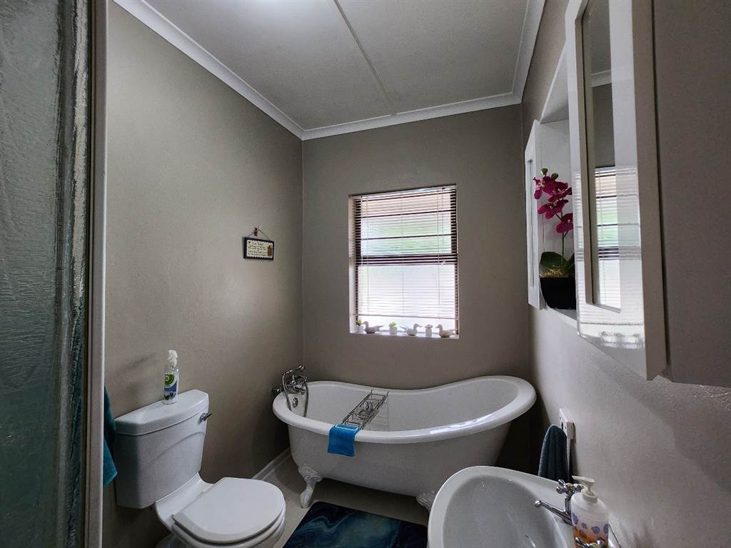 2 Bed House in Jeffreys Bay photo number 14