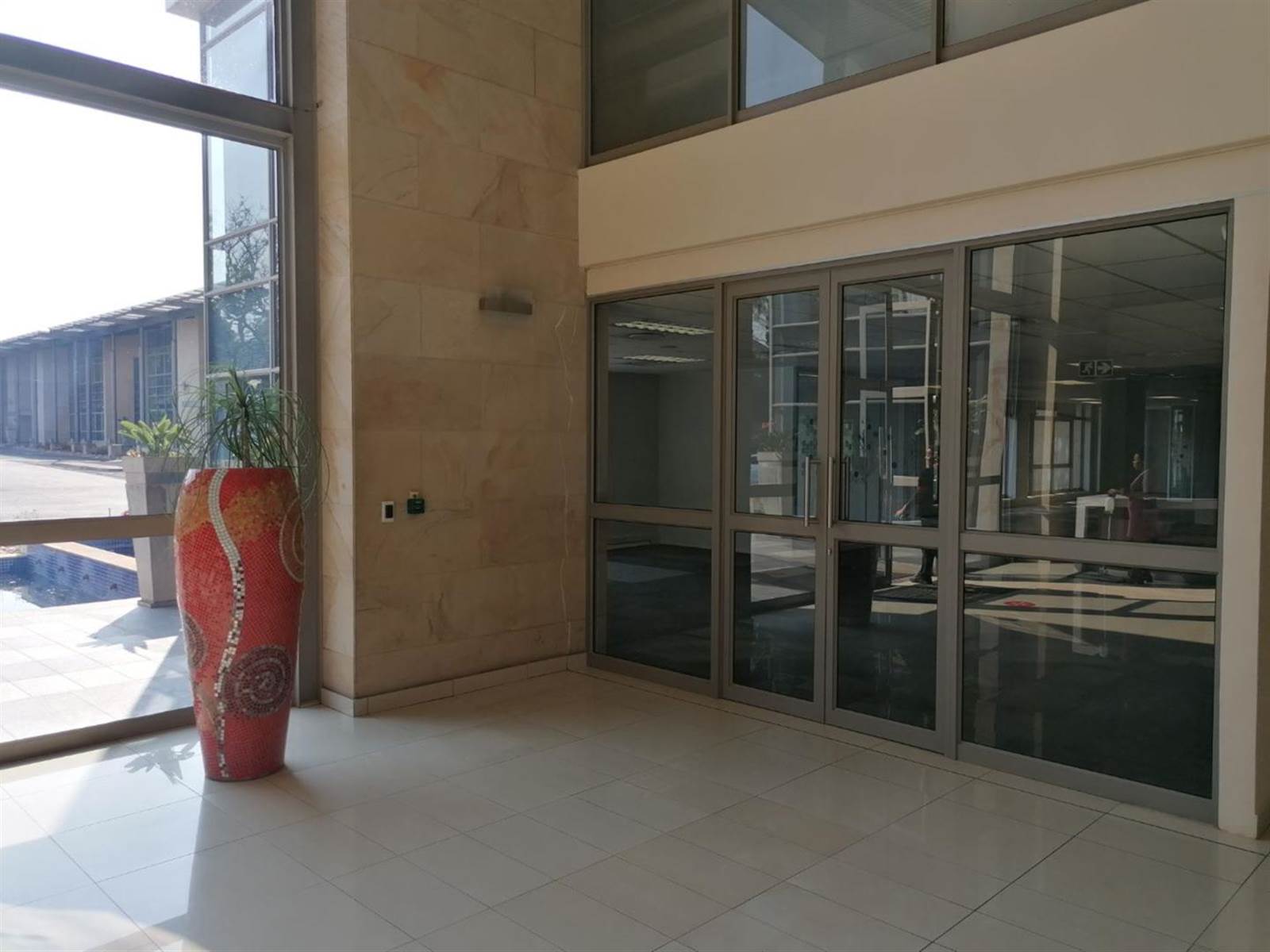 487.64  m² Commercial space in Bryanston photo number 2
