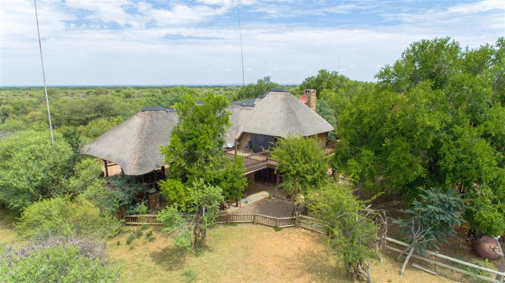 4 Bed House in Mabalingwe Nature Reserve photo number 2