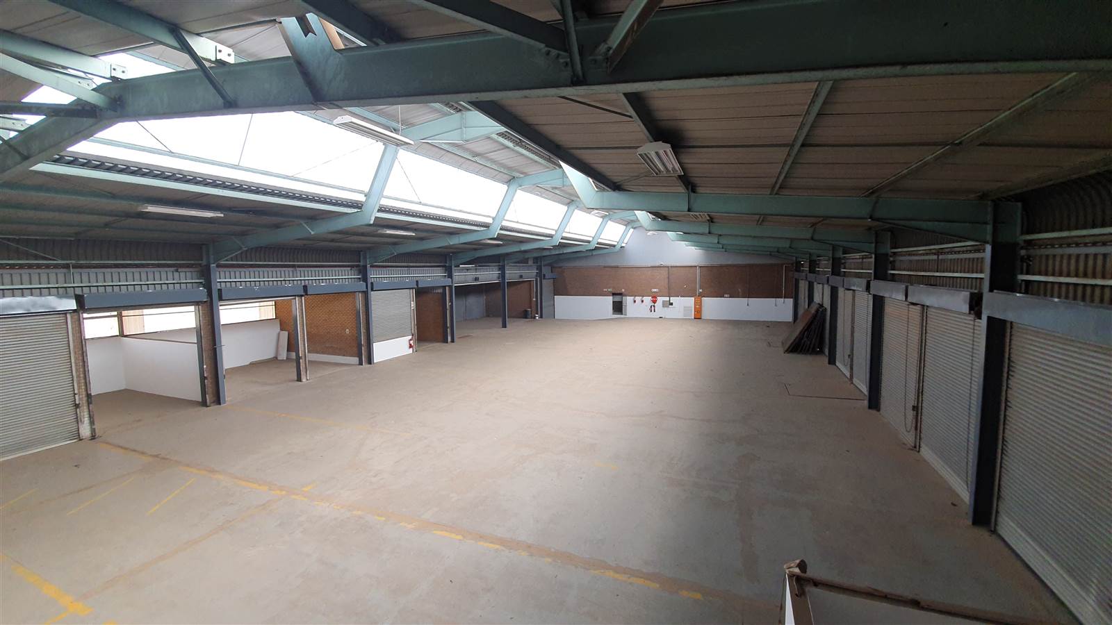 2058  m² Industrial space in City Deep photo number 2