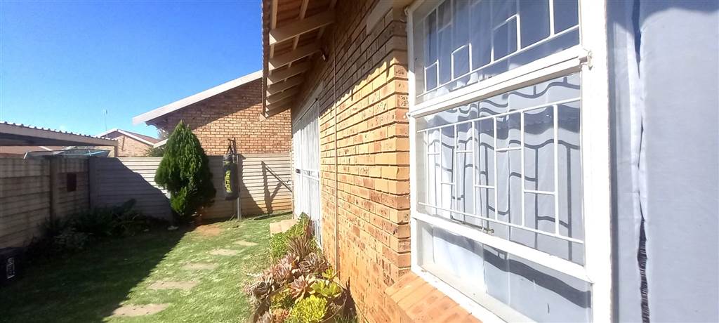 2 Bed Townhouse in Quaggafontein photo number 20