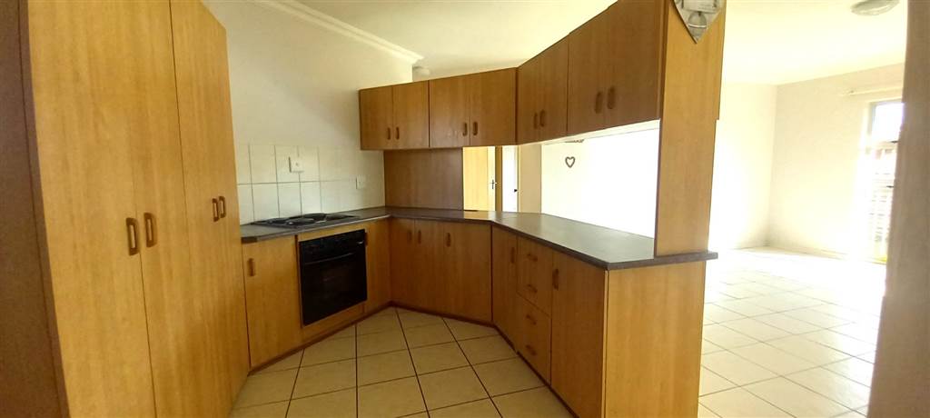 2 Bed Townhouse in Quaggafontein photo number 8