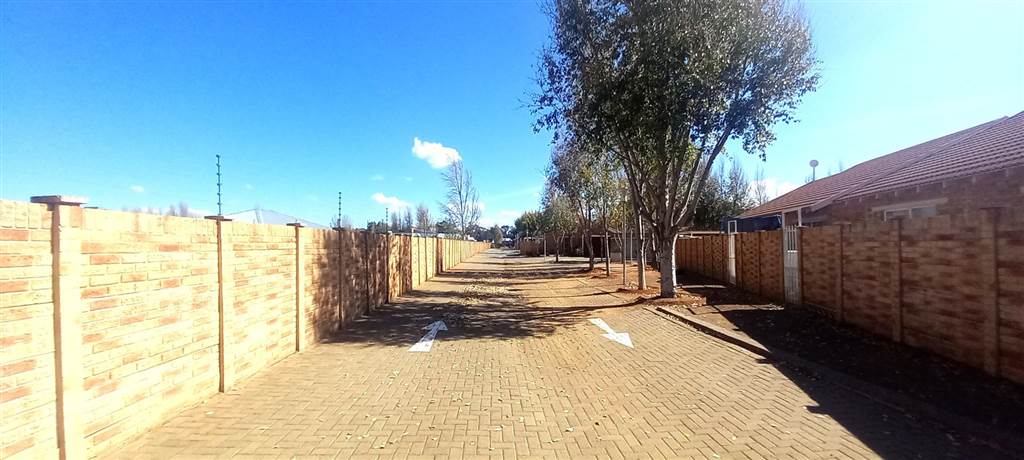 2 Bed Townhouse in Quaggafontein photo number 19