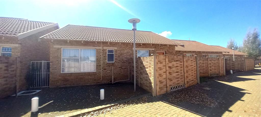 2 Bed Townhouse in Quaggafontein photo number 2