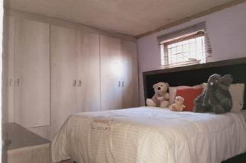 2 Bed House in Phoenix photo number 8