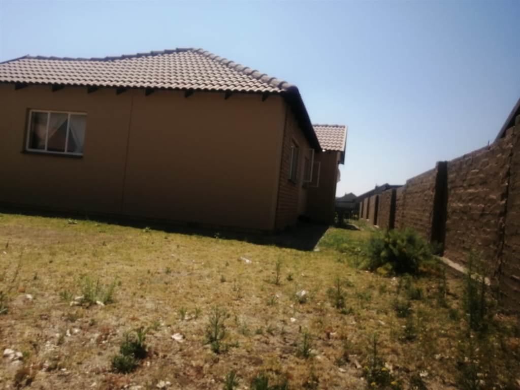 3 Bed Townhouse in Waterkloof East photo number 2