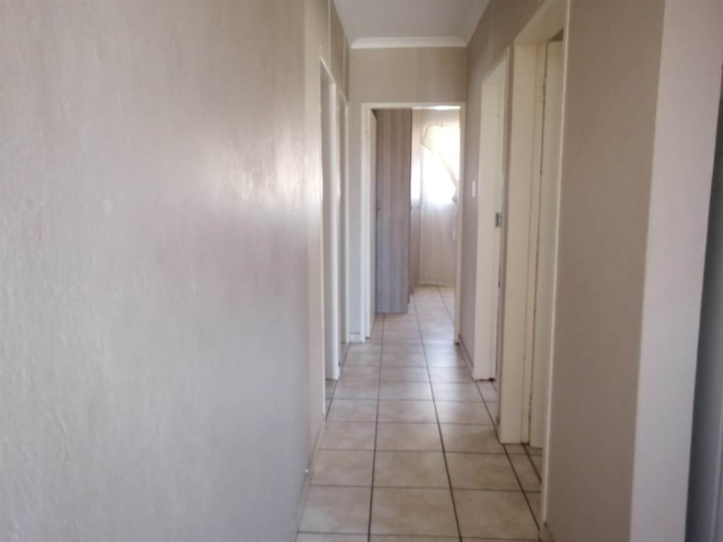 3 Bed Townhouse in Waterkloof East photo number 13