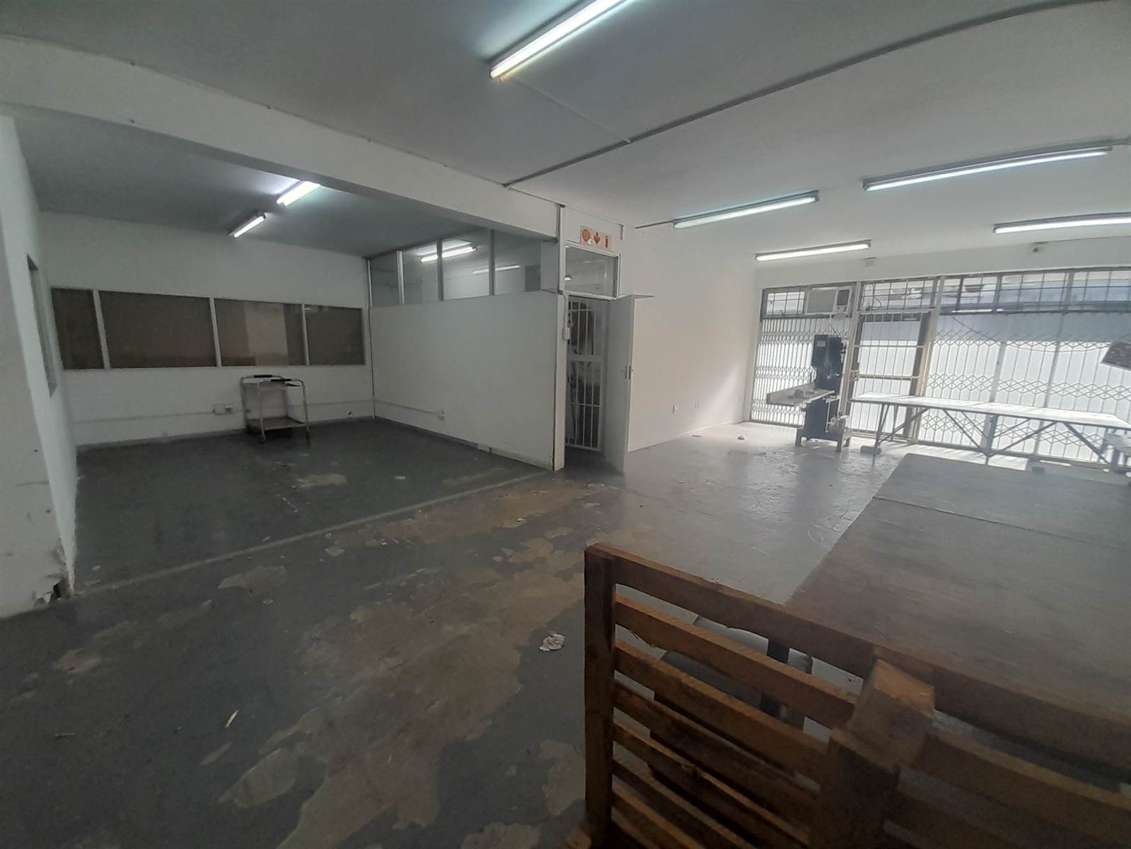 300  m² Commercial space in Stamford Hill photo number 3