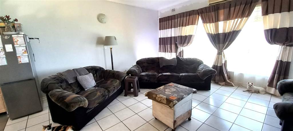 2 Bed Apartment in Umtentweni photo number 2