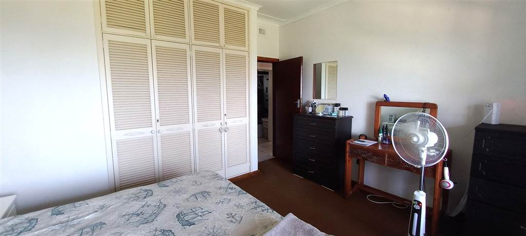 2 Bed Apartment in Umtentweni photo number 12