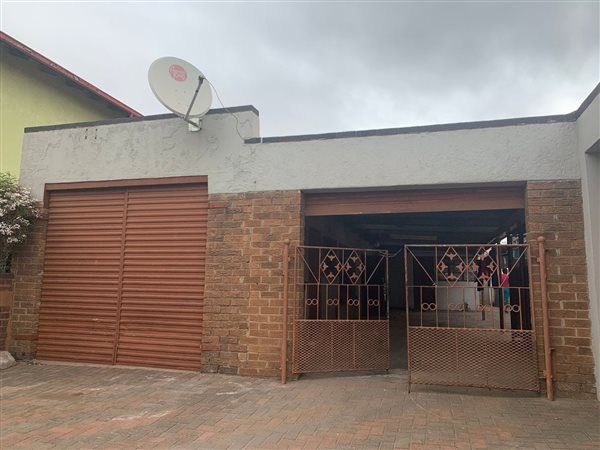 5 Bed House in Reiger Park