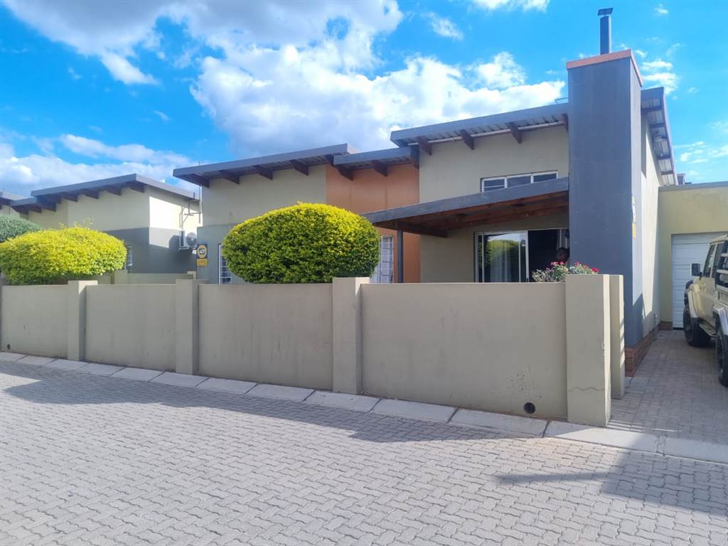 3 Bed Townhouse in Waterval East photo number 1