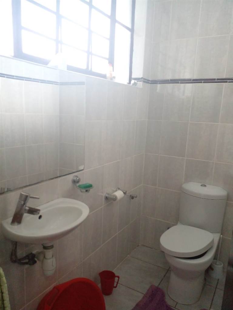 2 Bed Flat in Uitenhage Central photo number 15