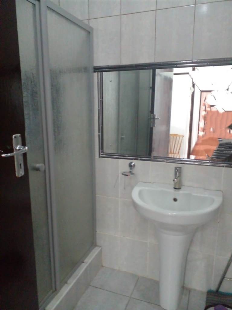 2 Bed Flat in Uitenhage Central photo number 16