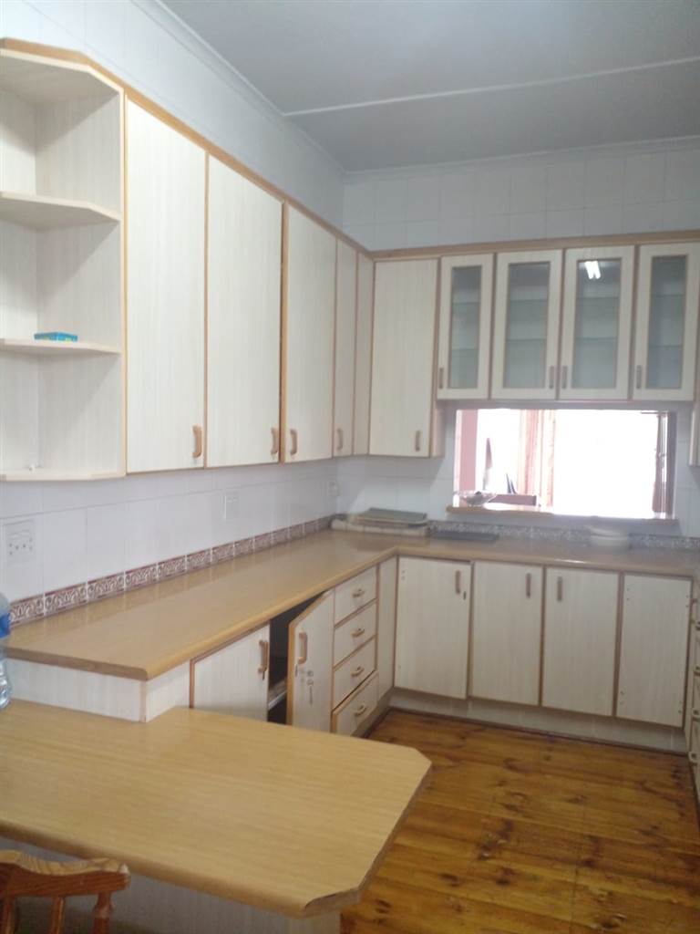 2 Bed Flat in Uitenhage Central photo number 4