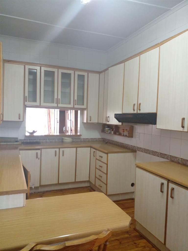 2 Bed Flat in Uitenhage Central photo number 3