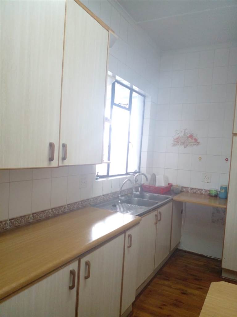 2 Bed Flat in Uitenhage Central photo number 5