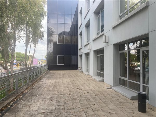 235  m² Commercial space in Illovo