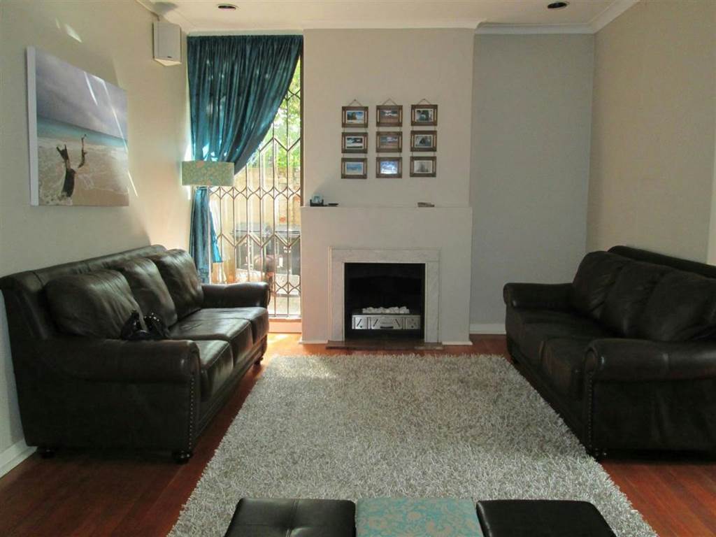 4 Bed House in Greenside photo number 2