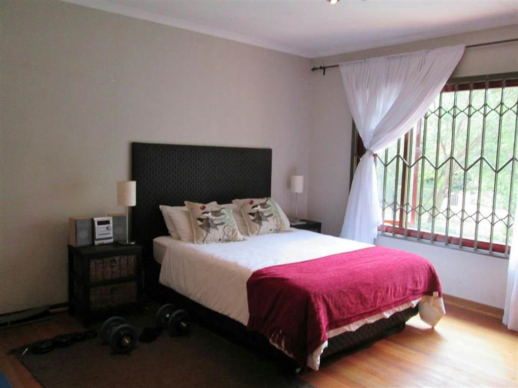 4 Bed House in Greenside photo number 13