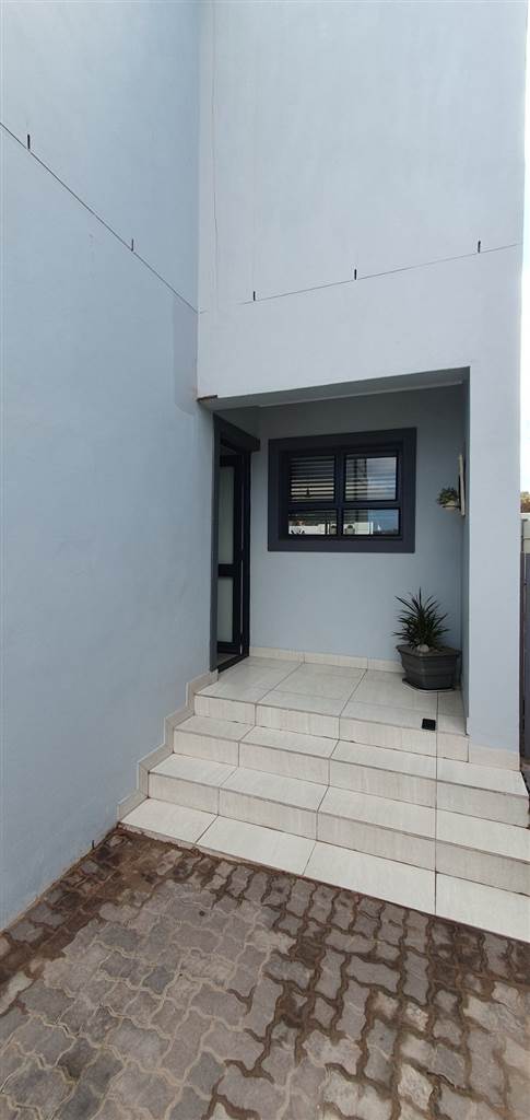 3 Bed Townhouse in Vredenburg photo number 3