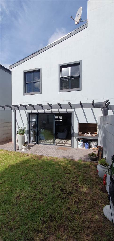 3 Bed Townhouse in Vredenburg photo number 2