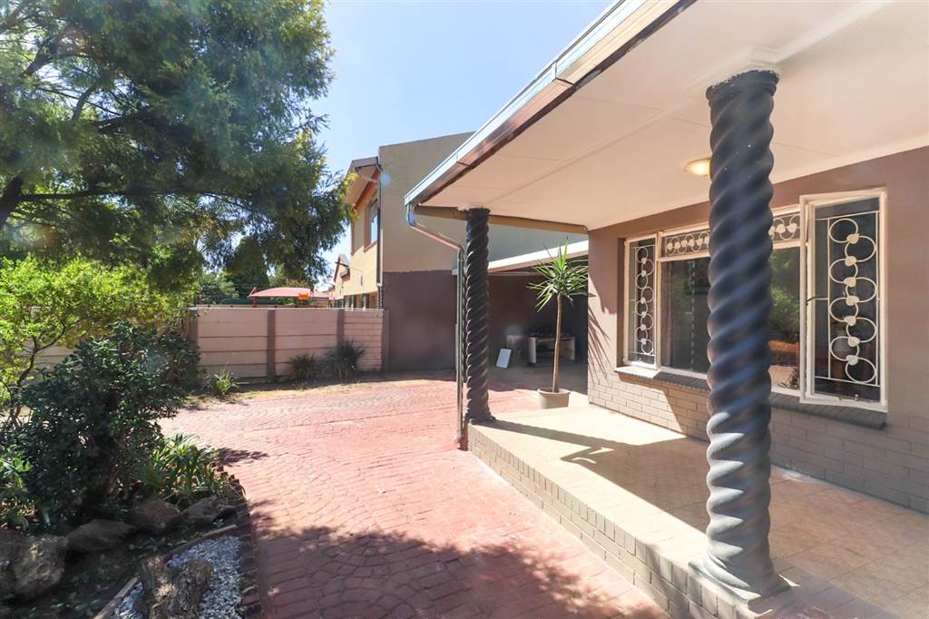 6 Bed House in Northmead photo number 2