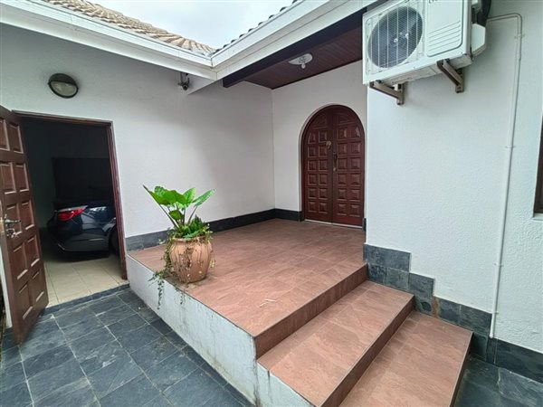 5 Bed House in Bloubosrand