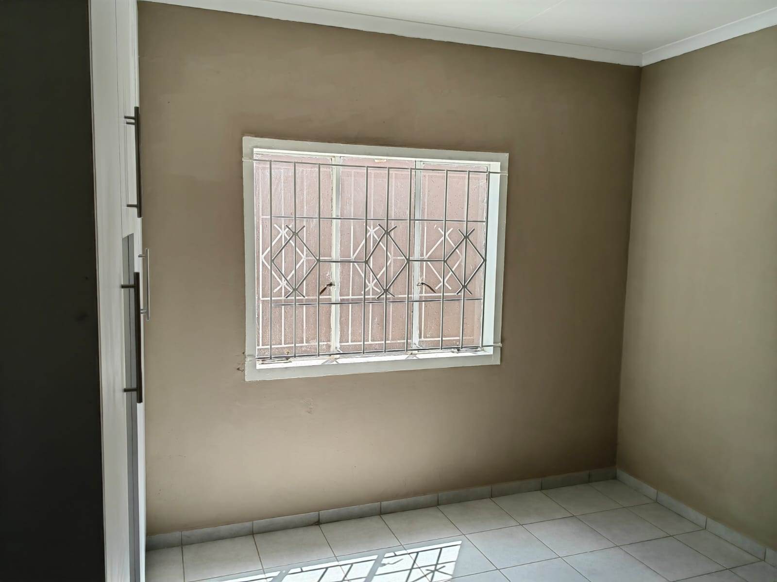 4 Bed House in Lenasia South photo number 16