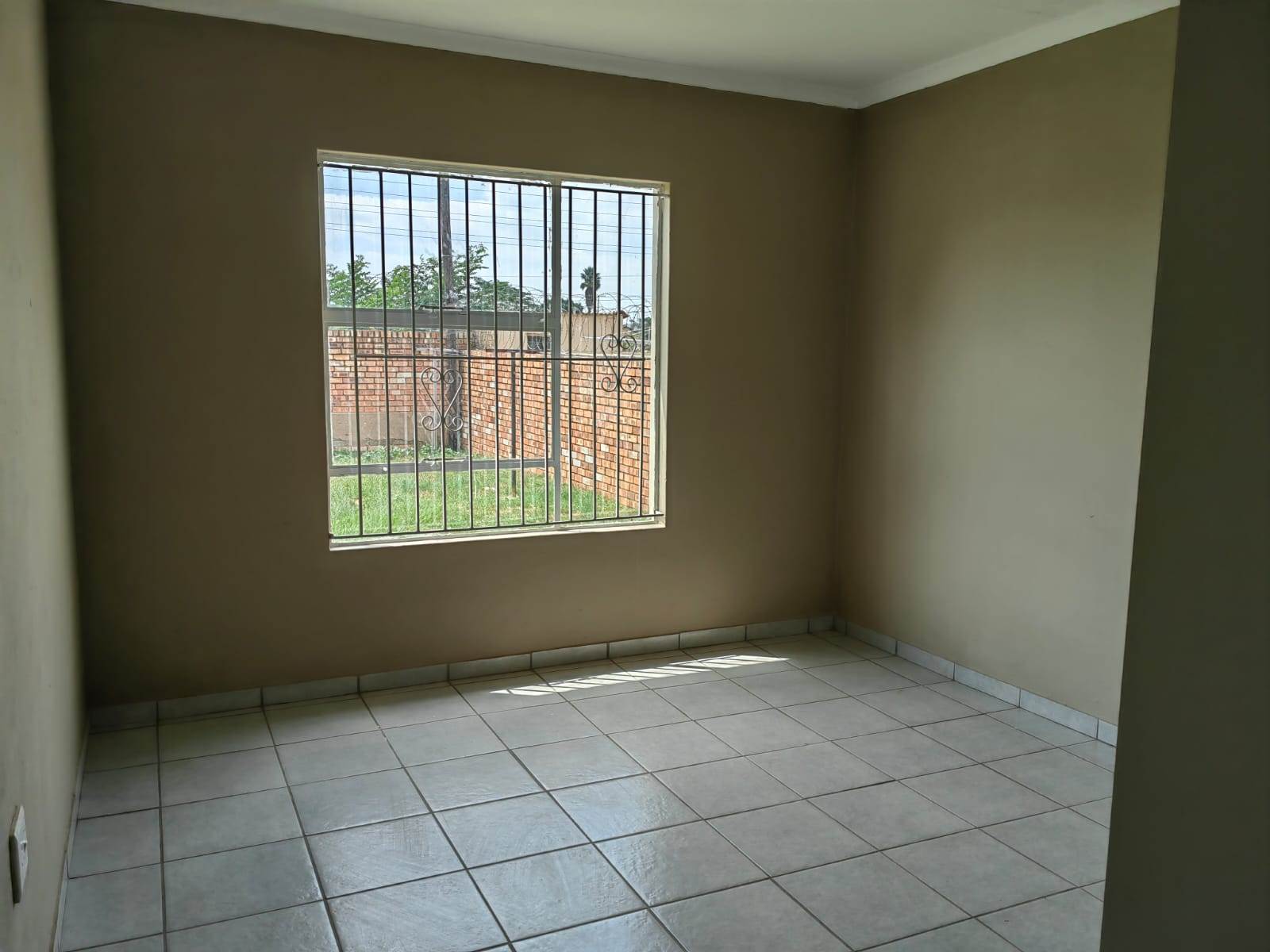 4 Bed House in Lenasia South photo number 13