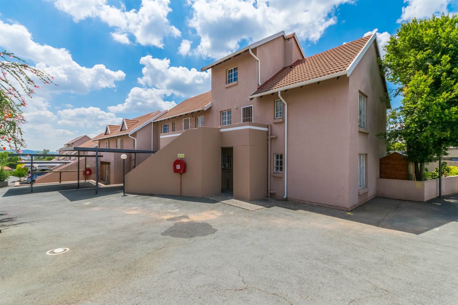 2 Bed Apartment in Radiokop photo number 23