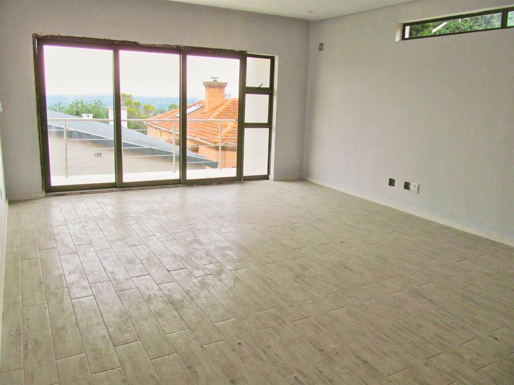 4 Bed Apartment in Bedfordview photo number 9