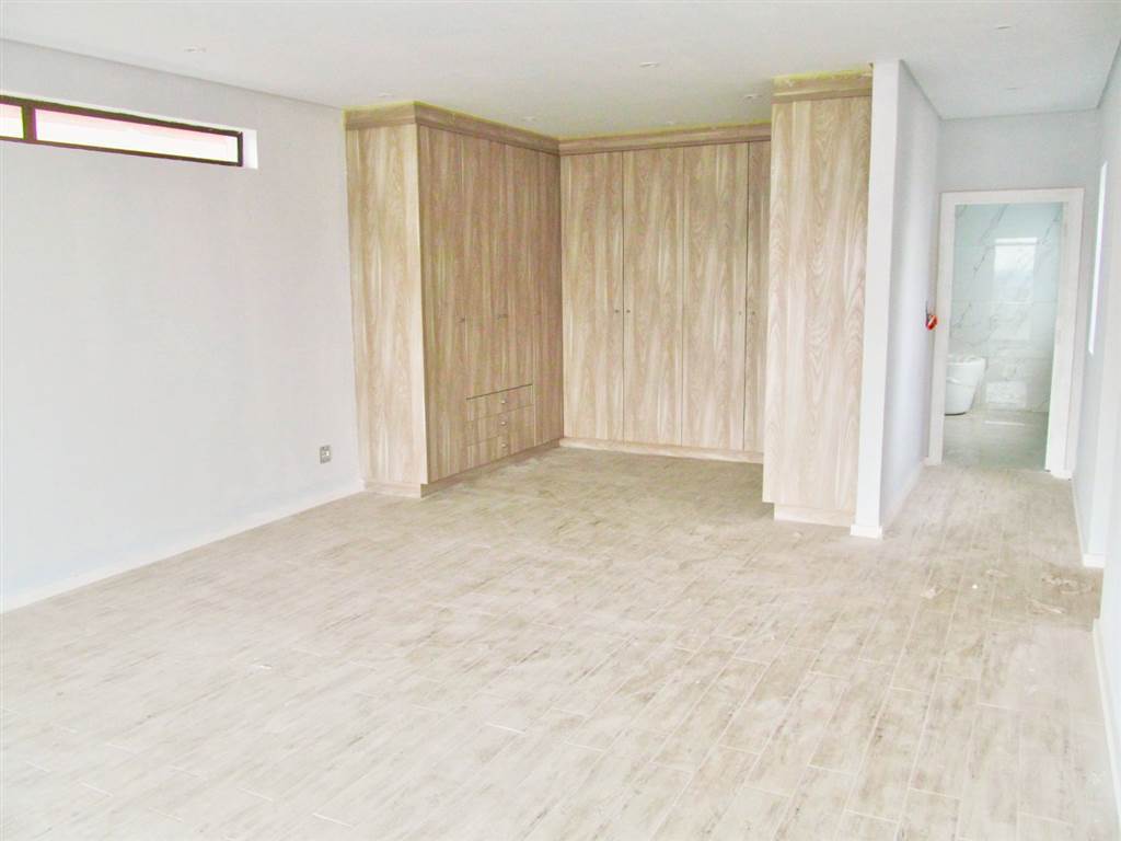 4 Bed Apartment in Bedfordview photo number 3