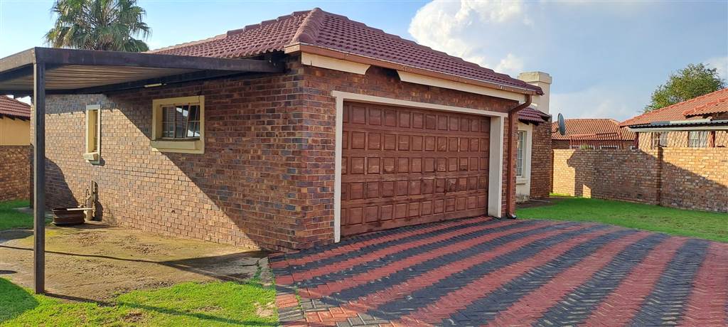 2 Bed House in Middelburg South photo number 3