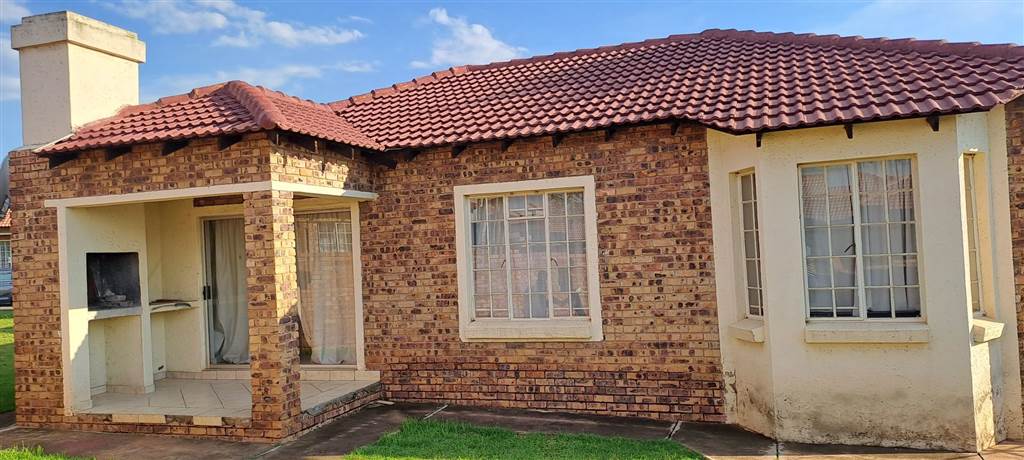 2 Bed House in Middelburg South photo number 1