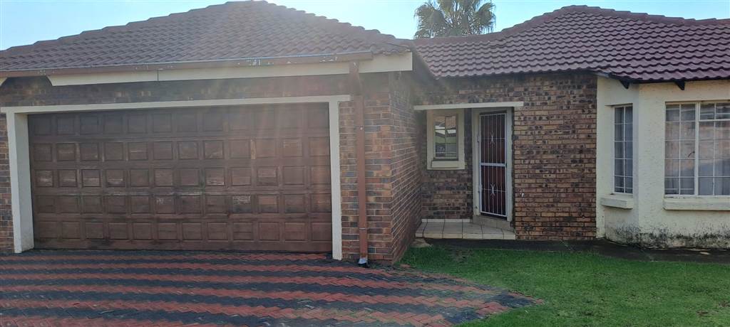 2 Bed House in Middelburg South photo number 2