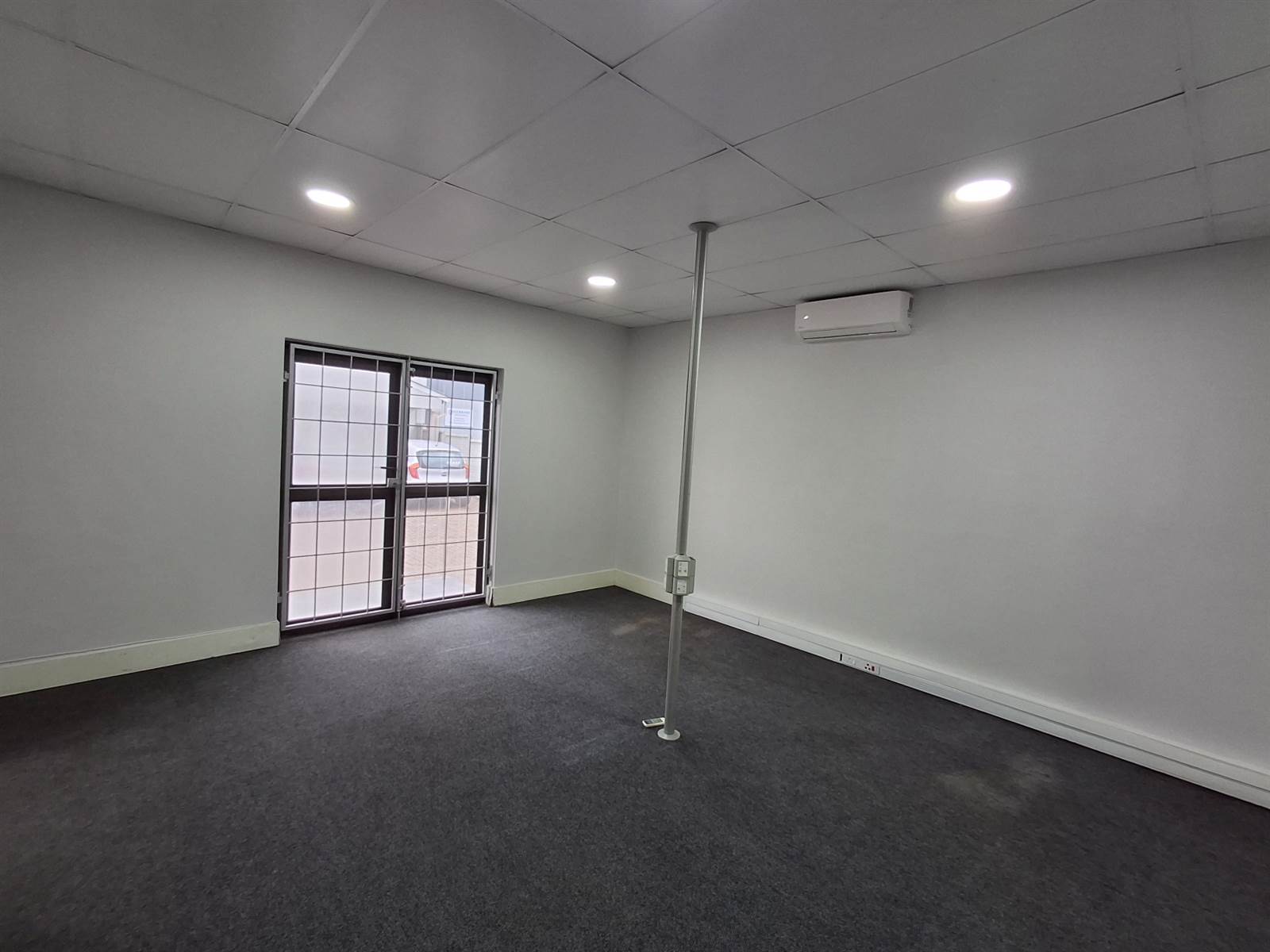 90  m² Commercial space in Nahoon photo number 10