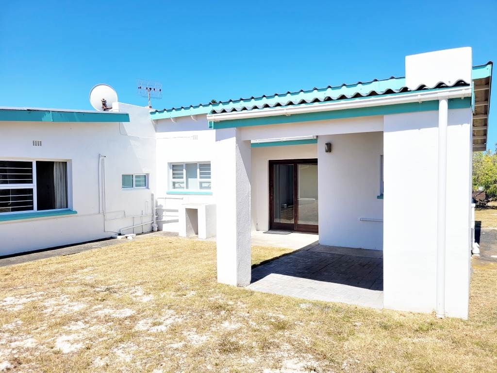 4 Bed House in Struisbaai photo number 30