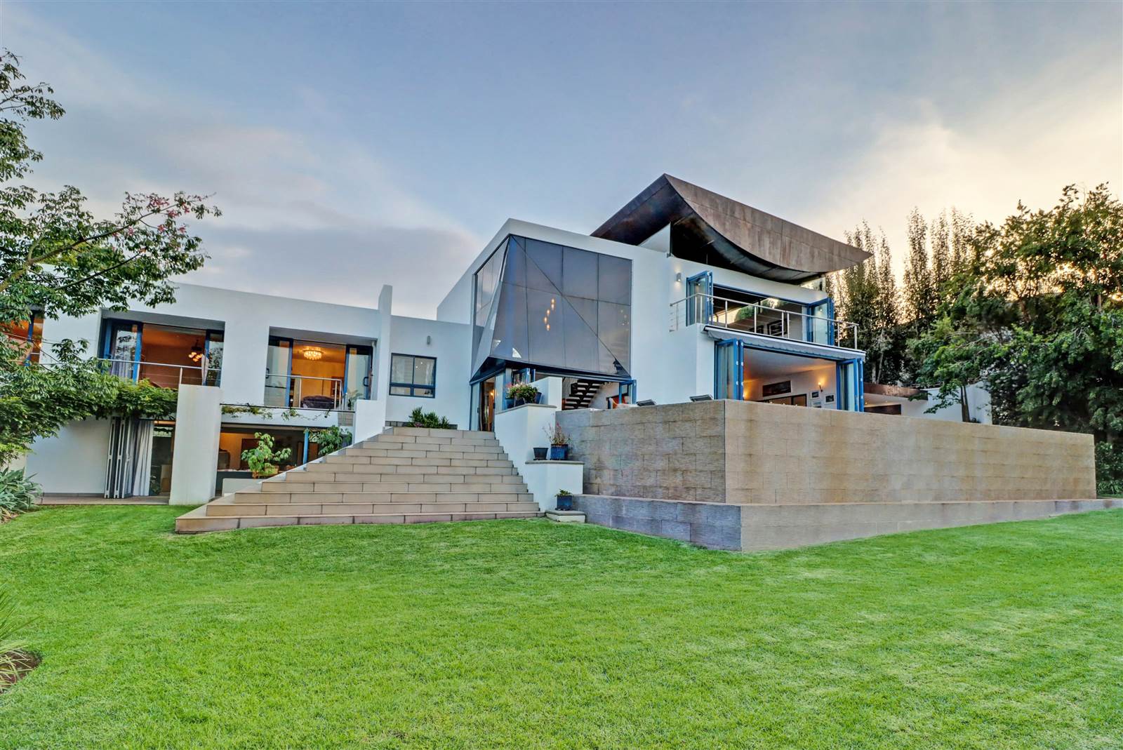 5 Bed House in Waterkloof photo number 1