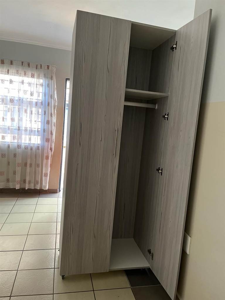 Bachelor apartment in Kagiso photo number 10