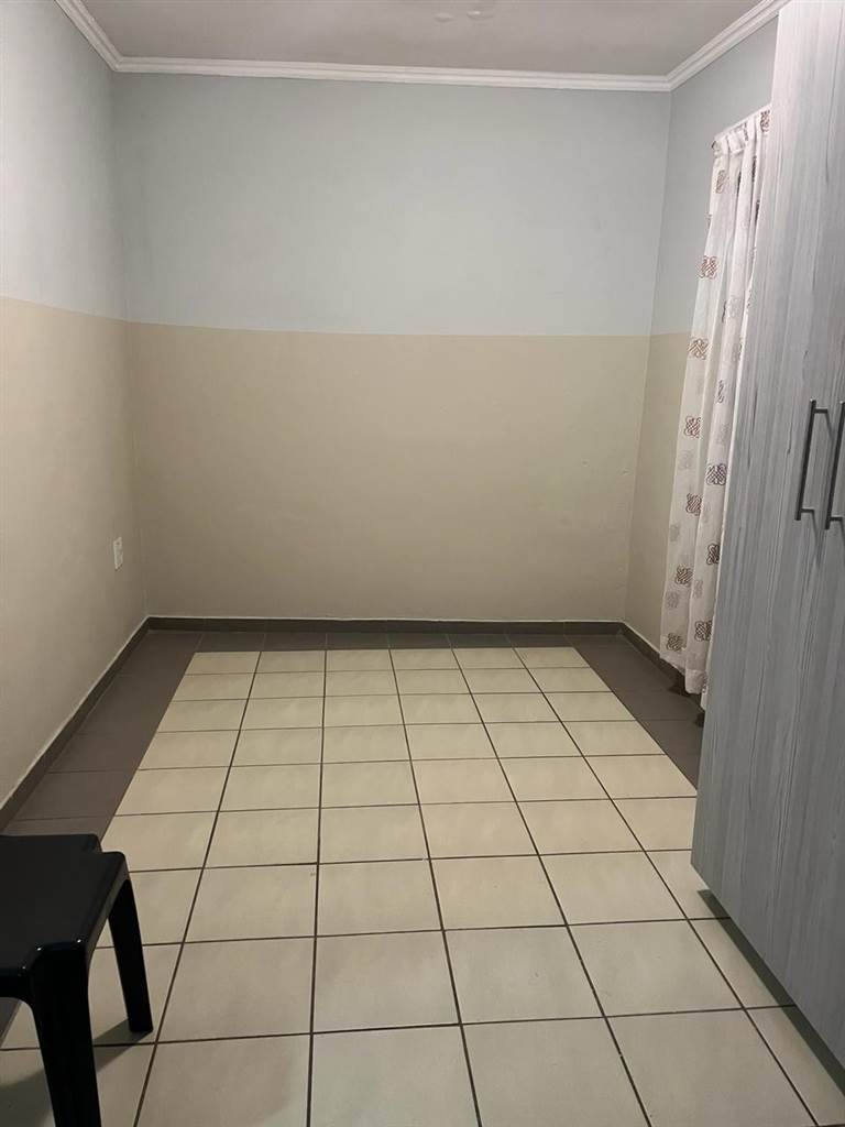 Bachelor apartment in Kagiso photo number 14