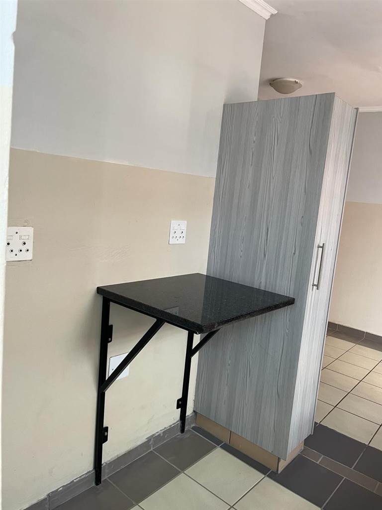 Bachelor apartment in Kagiso photo number 6