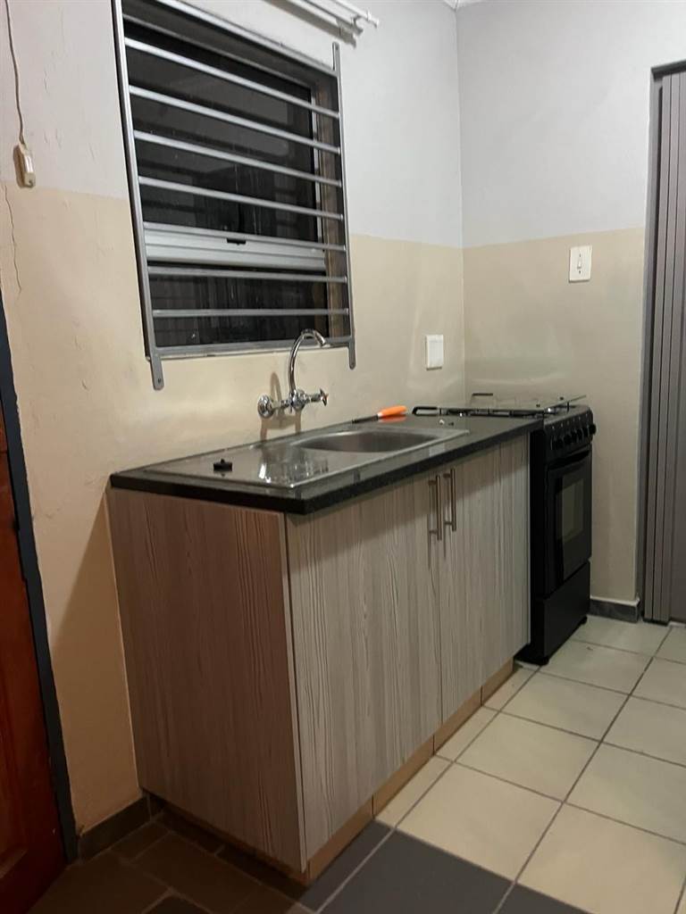 Bachelor apartment in Kagiso photo number 12