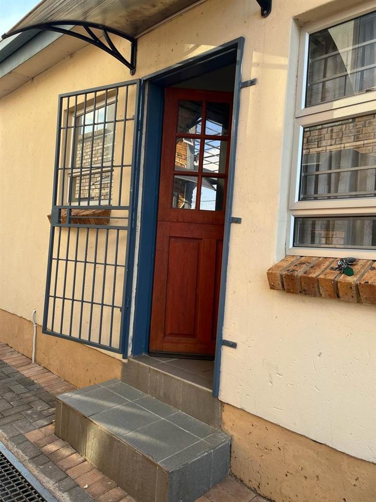 Bachelor apartment in Kagiso photo number 1