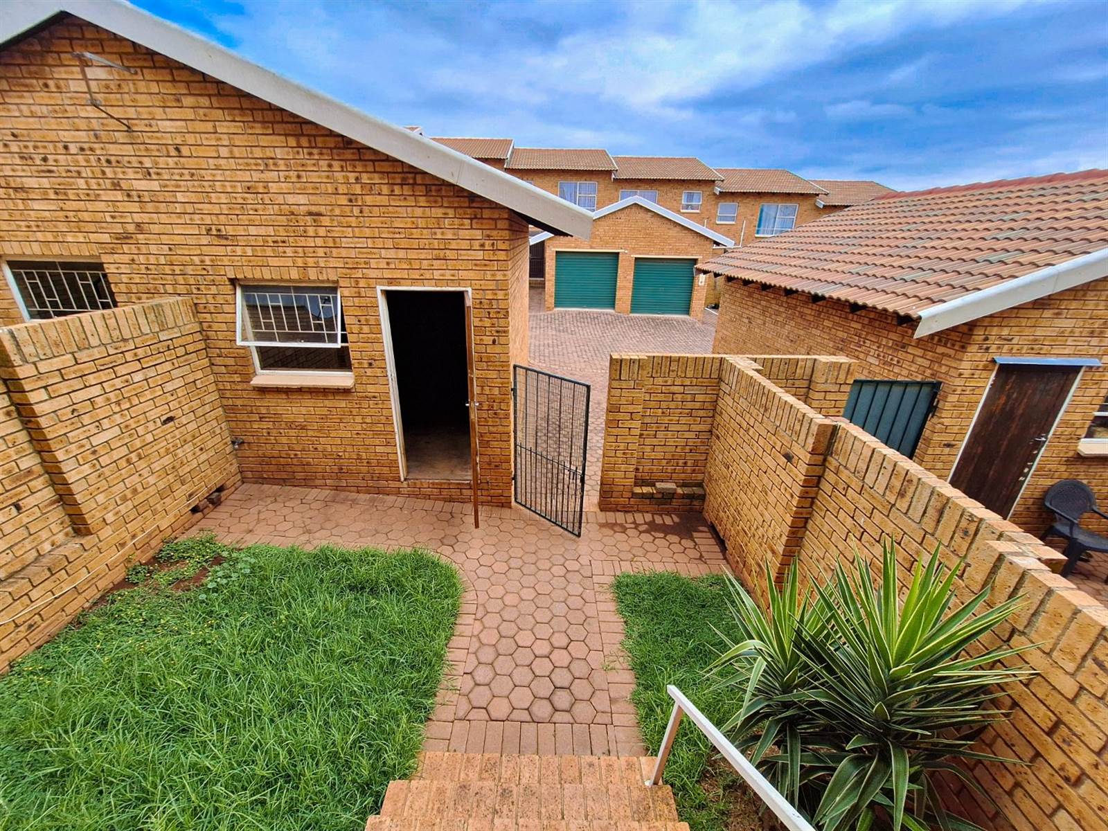 2 Bed Townhouse in Rangeview photo number 10