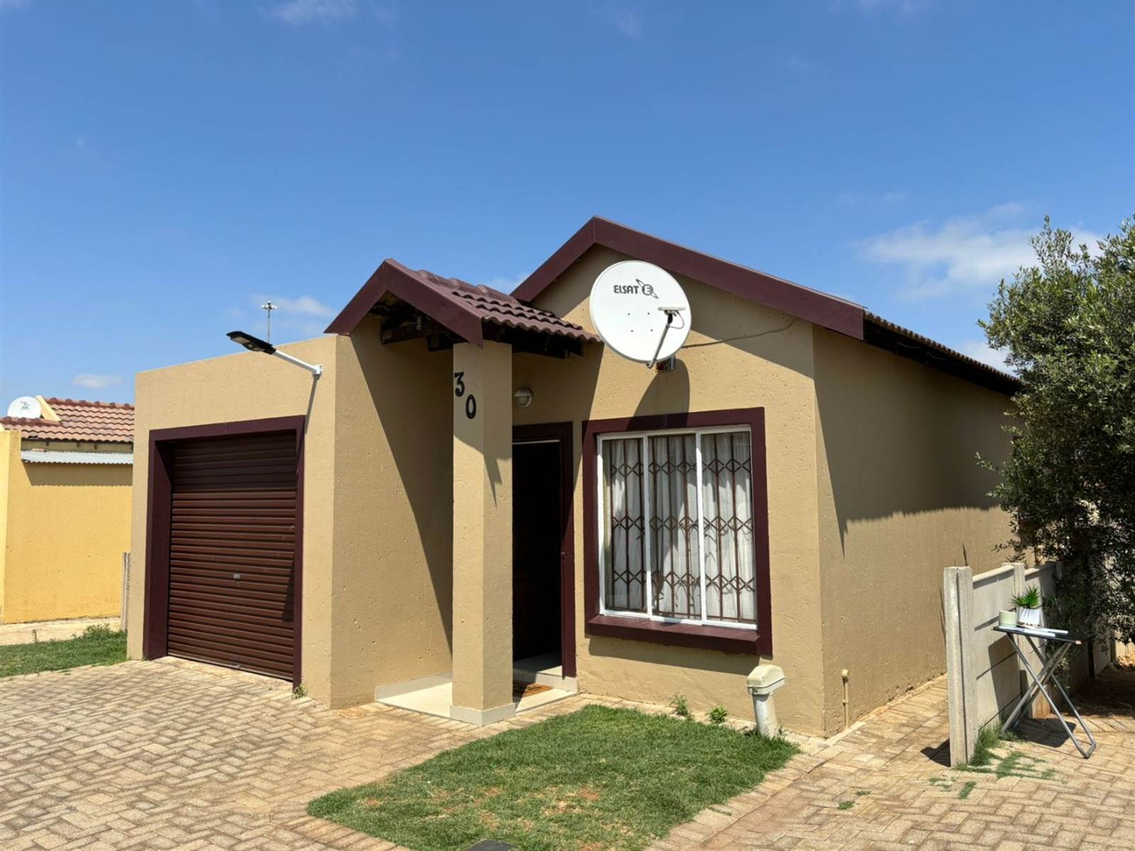 3 Bed Townhouse in Mohlakeng photo number 1