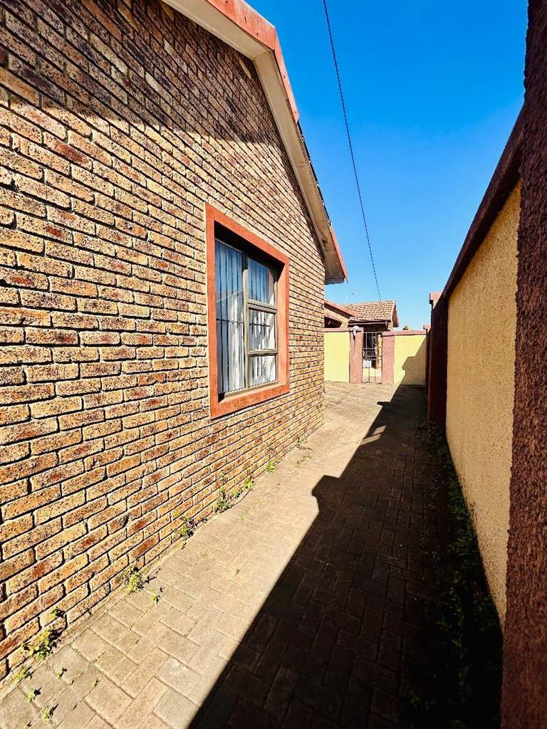 8 Bed House in Vryheid photo number 5