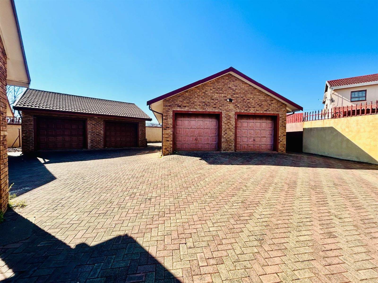 8 Bed House in Vryheid photo number 2